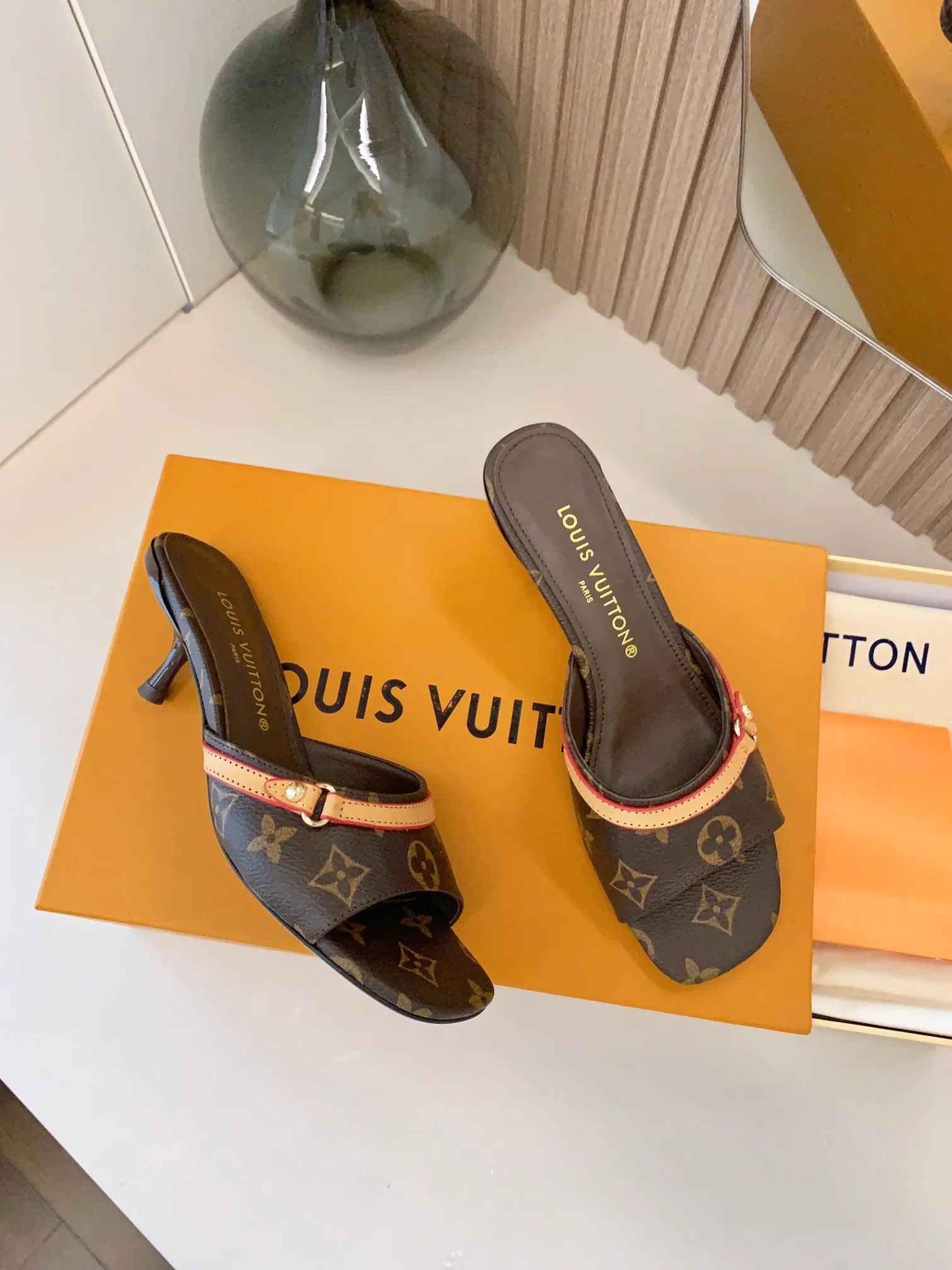 👟👟Ex-factory price 440👟👟 LV ss24 new arrival～Spring and summer single cat heels. The brown leather with tannin color is so brilliant! The perfect kitten heel, which is just right, is high-end, classic, sexy and comfortable, and it has full marks for summer shoes 💯 It is a must-have item to match! Material: Denim➕Cow leather Lining: Full sheepskin for foot pads Outsole: Genuine leather outsole Shoe size: 34-40